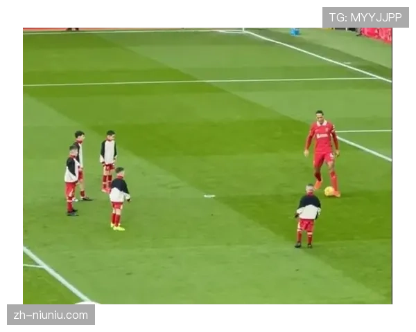 “队魂”范戴克躬身与球童击掌，展现队长担当