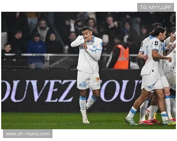 格林伍德与埃莫森撞墙配合推射破门，马赛2-0昂热